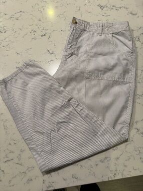 Liz Claiborne Women's White and Light Gray Pinstripe Cropped Pants